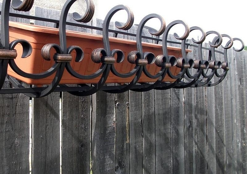 Кованые цветочницы