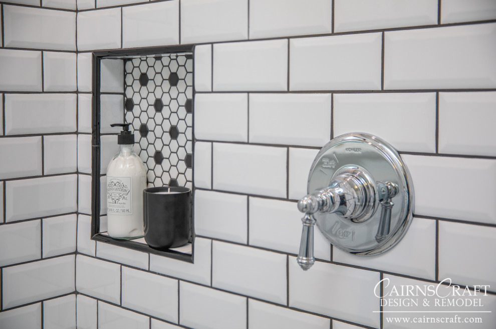 Idéer för att renovera ett litet vintage badrum med dusch, med en öppen dusch, en toalettstol med separat cisternkåpa, svart och vit kakel, tunnelbanekakel, vita väggar, mosaikgolv, ett väggmonterat handfat, vitt golv och med dusch som är öppen