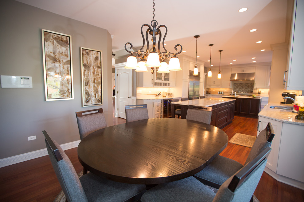 Transitional kitchen photo in Chicago