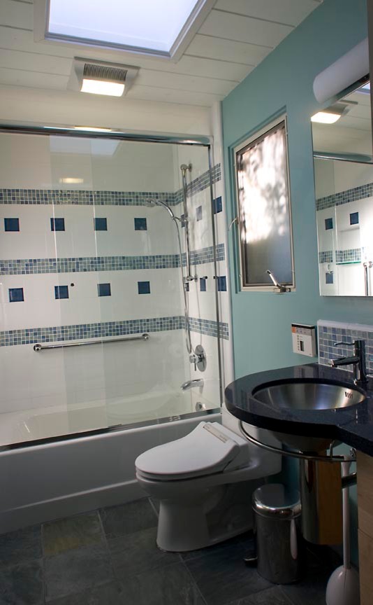 Photo of a midcentury bathroom in San Francisco.