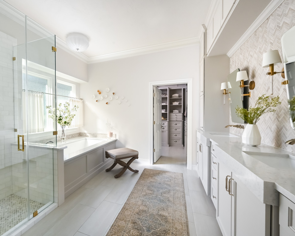 Inspiration för ett stort eklektiskt vit vitt en-suite badrum, med beige skåp, ett undermonterat badkar, beige kakel, travertinkakel, vita väggar, klinkergolv i porslin, ett undermonterad handfat, bänkskiva i kvartsit och dusch med gångjärnsdörr