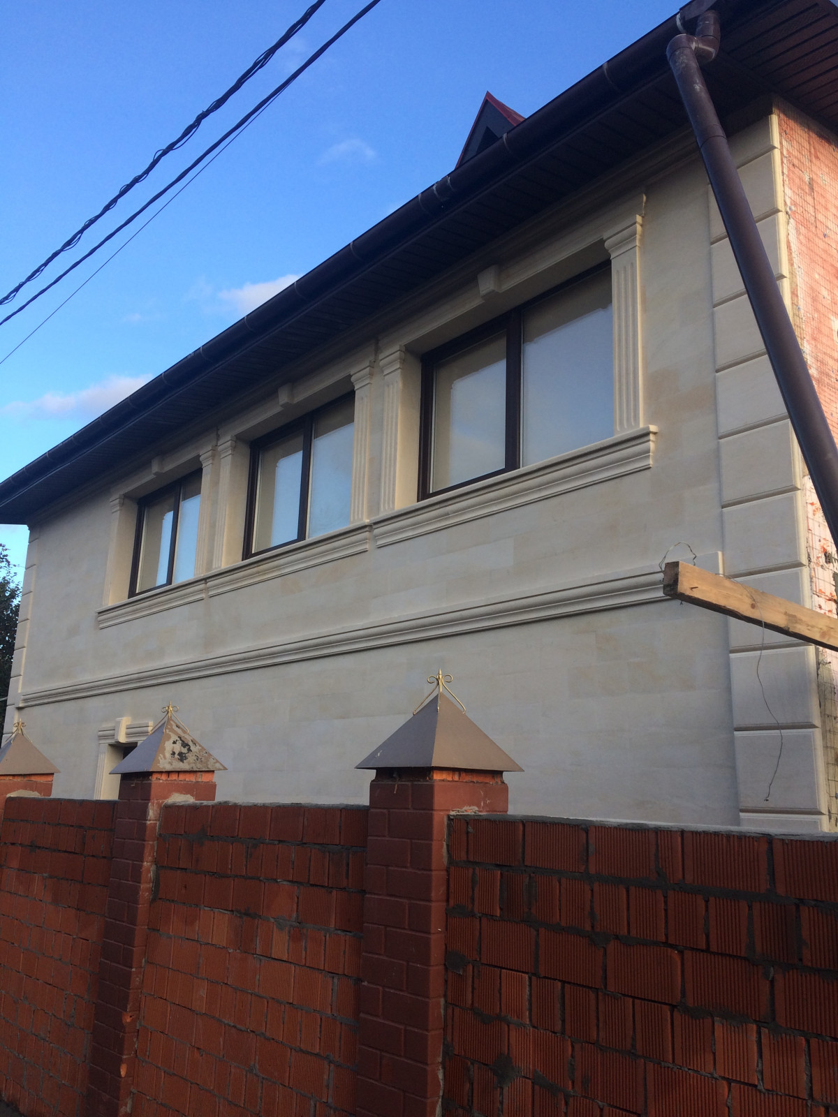 облицовка камнем дома, забора, барбекю