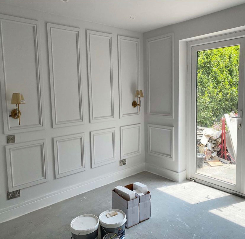 Klassisches Gästezimmer mit weißer Wandfarbe und vertäfelten Wänden in Dorset