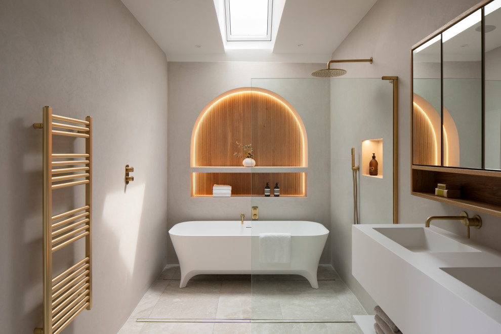 ケントにあるコンテンポラリースタイルのおしゃれな浴室 (グレーとクリーム色) の写真