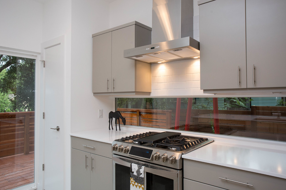 Example of a minimalist kitchen design in Austin
