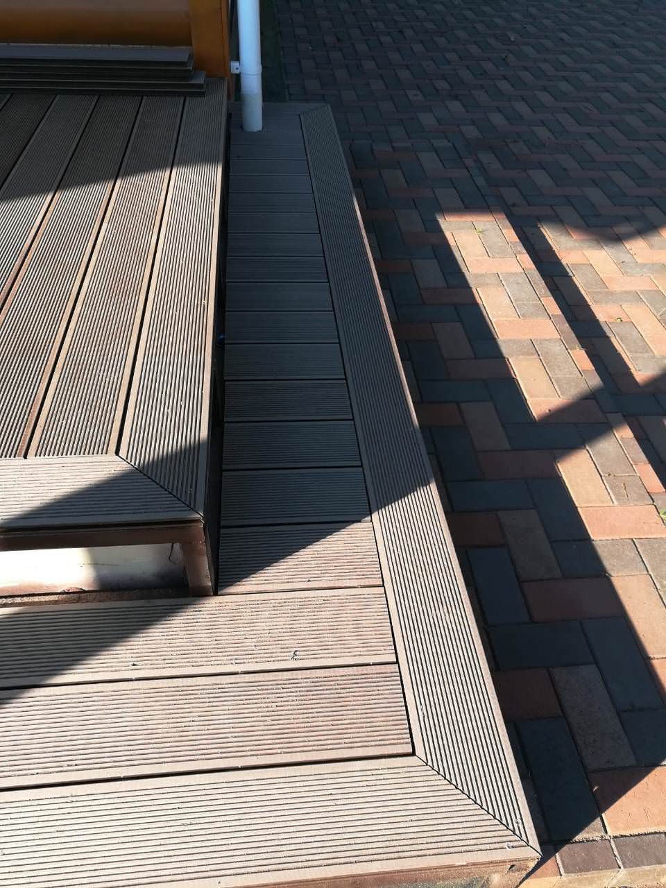 Терраса вокруг дома с бордюрами