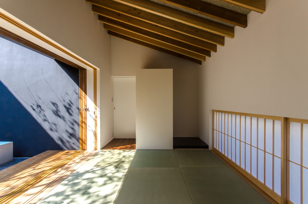Mittelgroßes Wohnzimmer mit Tatami-Boden und freigelegten Dachbalken in Osaka