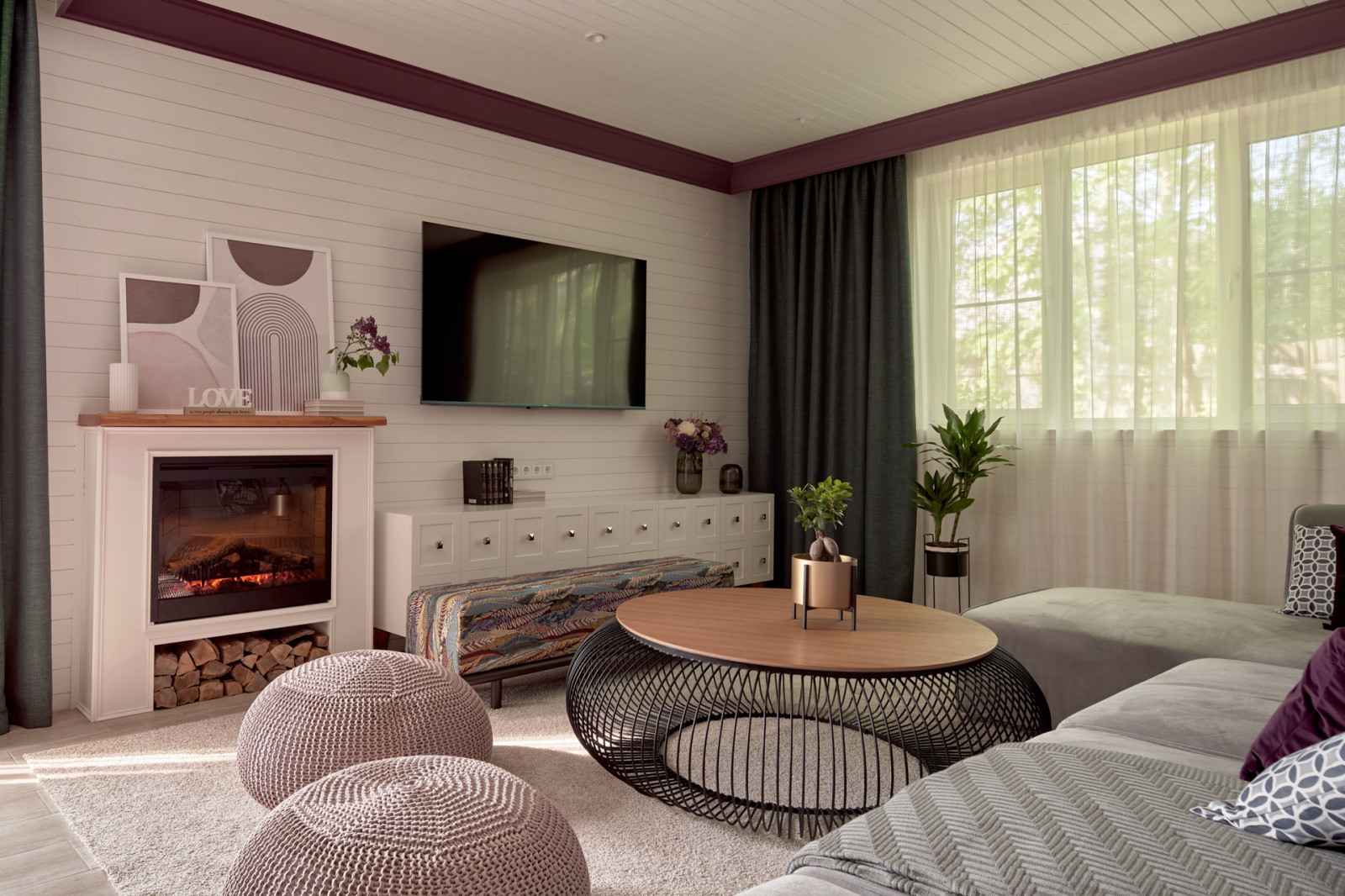 Фиолетовая гостиная-столовая