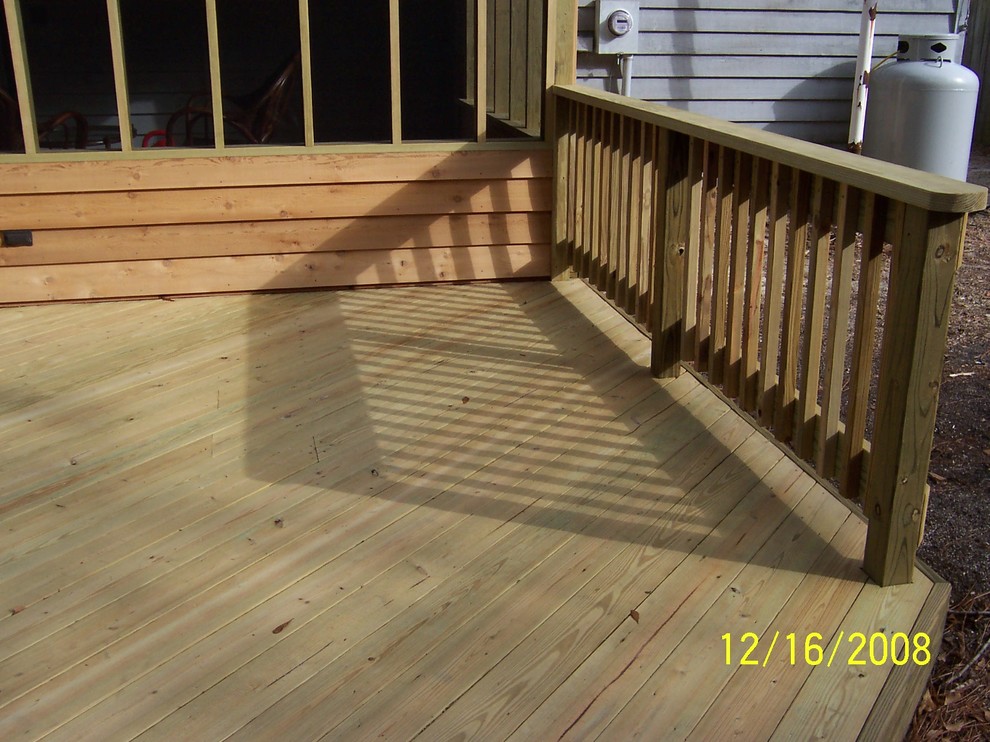 Inspiration for a mid-sized rustic backyard deck remodel