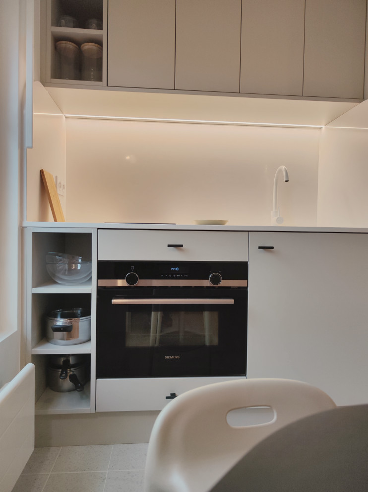 Idéer för ett litet modernt vit linjärt kök med öppen planlösning, med en undermonterad diskho, luckor med profilerade fronter, grå skåp, bänkskiva i kvartsit, vitt stänkskydd, integrerade vitvaror, klinkergolv i keramik och vitt golv