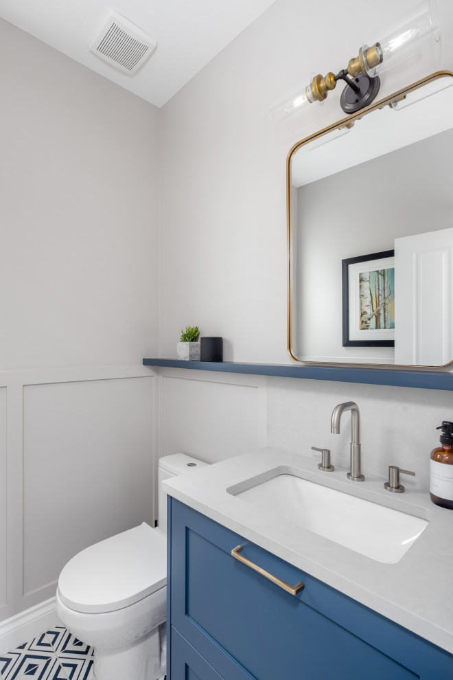 Cette photo montre une petite salle d'eau tendance avec un placard à porte shaker, des portes de placard bleues, un plan de toilette gris, meuble simple vasque et meuble-lavabo encastré.