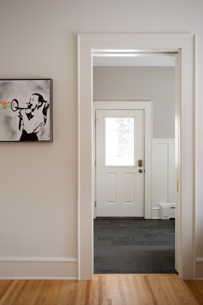 Свежая идея для дизайна: тамбур среднего размера в классическом стиле с серыми стенами, полом из сланца, одностворчатой входной дверью, белой входной дверью, черным полом и панелями на стенах - отличное фото интерьера
