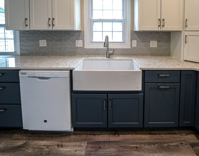 Two-Tone White & Blue Kitchen with Smoke Stained Quartz Countertops di-transizione-cucina