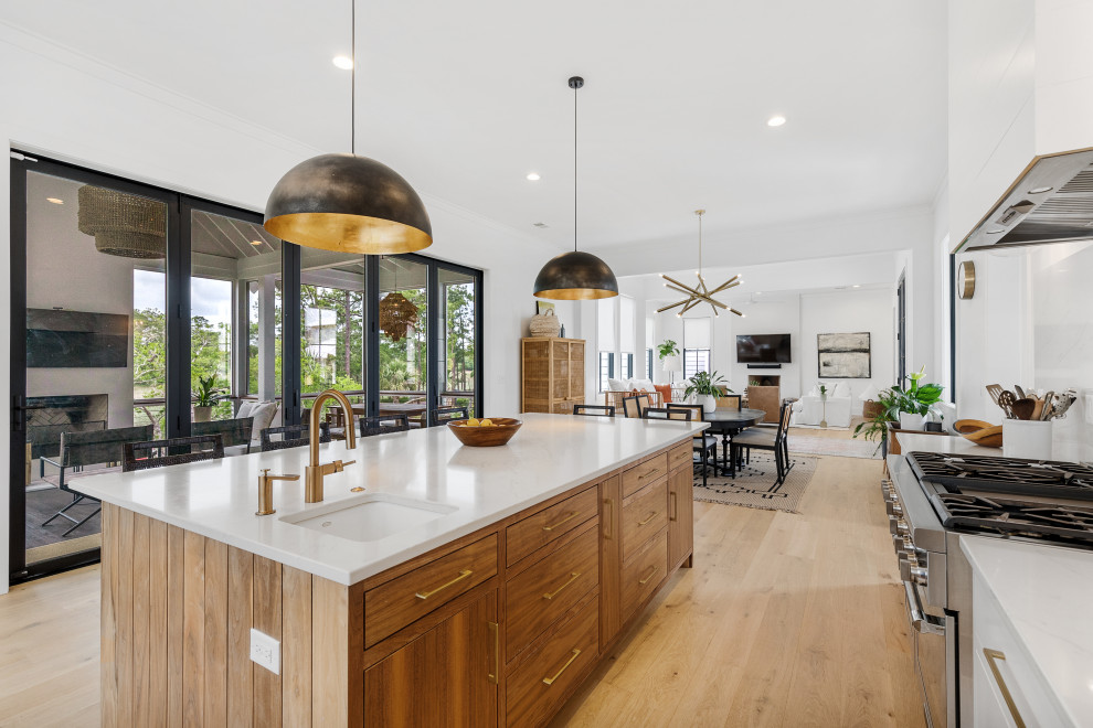 Mittelgroße Moderne Küche mit Quarzwerkstein-Arbeitsplatte, Rückwand aus Quarzwerkstein, hellem Holzboden und Holzdecke in Charleston