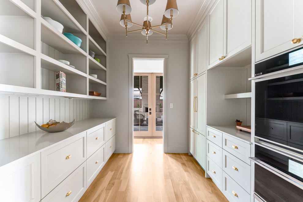 Kitchen - transitional kitchen idea in Dallas