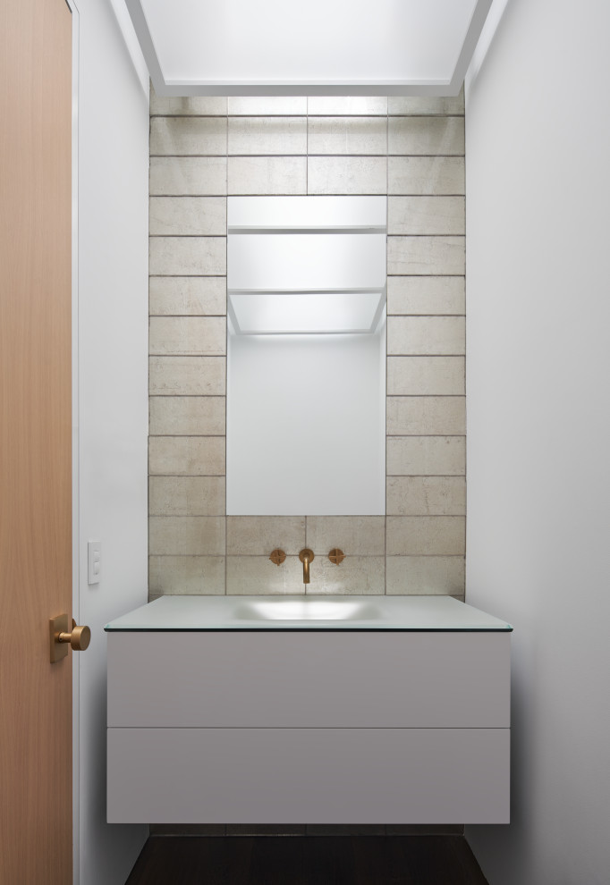 Modernes Badezimmer mit Einzelwaschbecken, weißen Schränken, weißer Wandfarbe, integriertem Waschbecken, schwebendem Waschtisch und flächenbündigen Schrankfronten in San Francisco