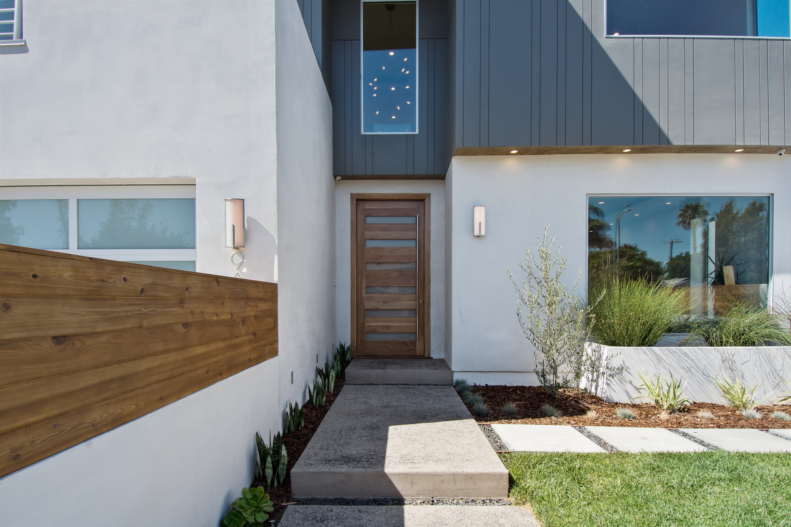 Home Exterior | Hallmark Moderno, Mohegan Oak, Venice, CA - Michelle Anaya