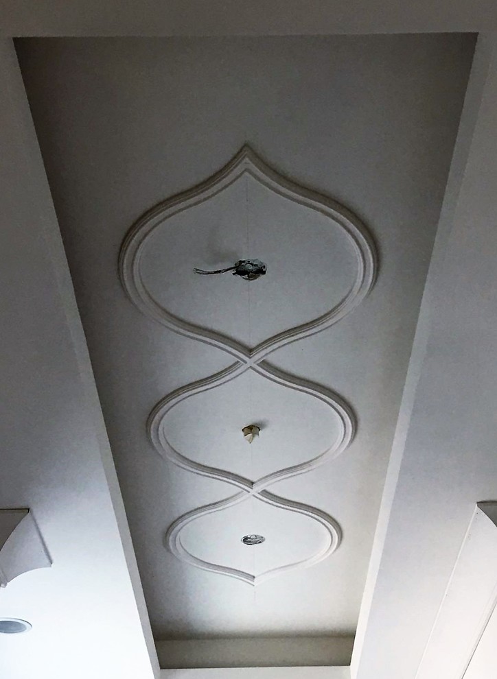 Example of a transitional hallway design in Dallas