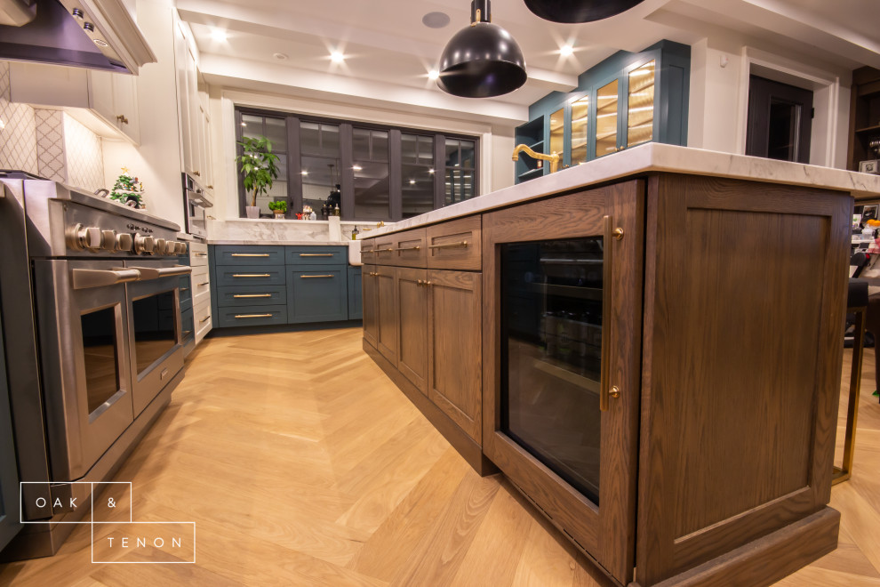Inspiration for a large transitional u-shaped eat-in kitchen remodel in Toronto with shaker cabinets and an island