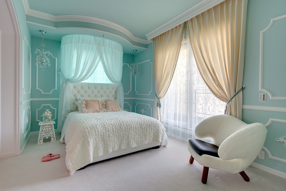 他の地域にあるシャビーシック調のおしゃれな寝室 (青い壁、カーペット敷き、ベージュの床) のインテリア