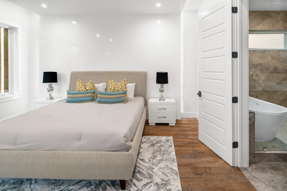 Transitional home design photo in Dallas