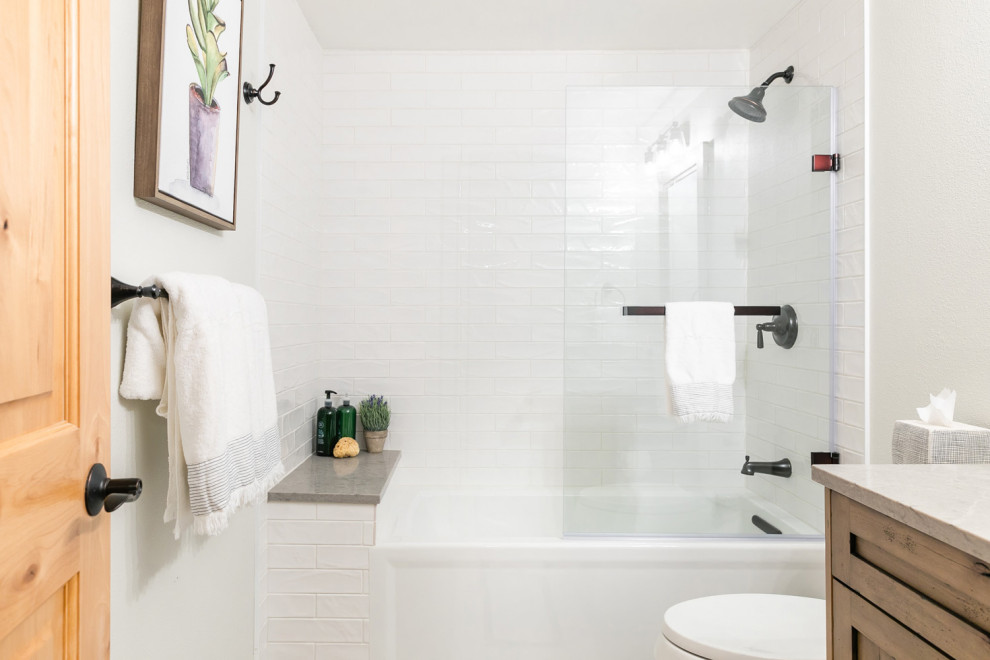 Стильный дизайн: главная ванная комната среднего размера в современном стиле с фасадами в стиле шейкер, серыми фасадами, накладной ванной и тумбой под одну раковину - последний тренд