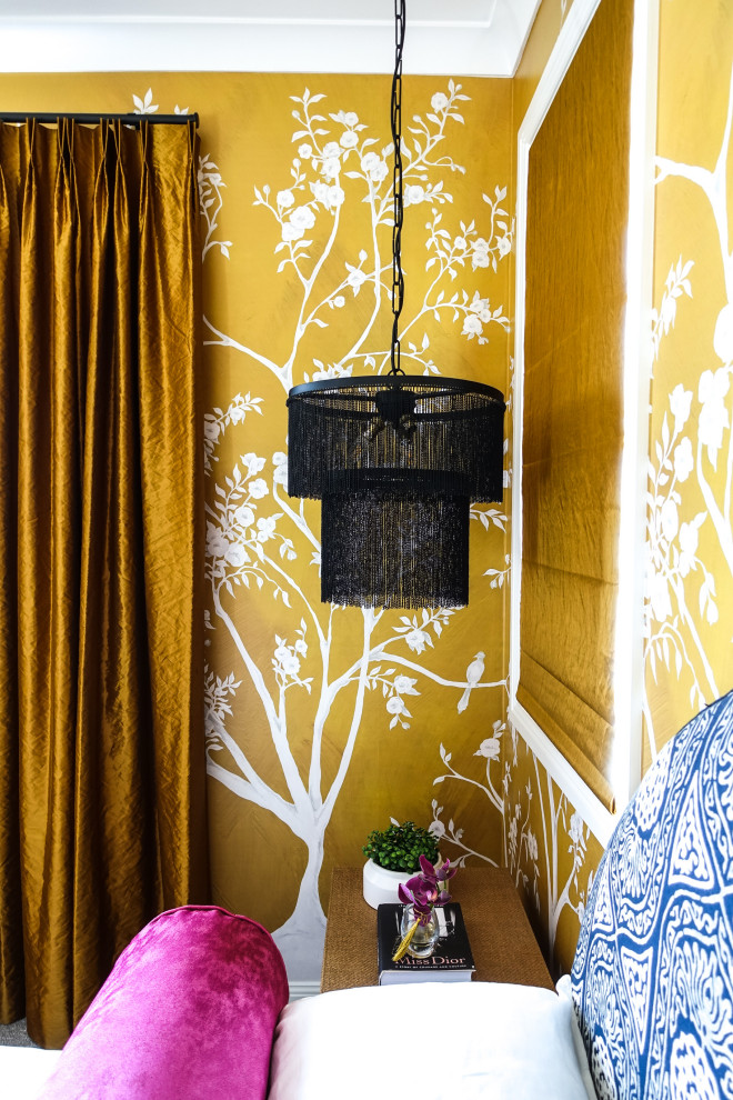 シドニーにある中くらいなアジアンスタイルのおしゃれな主寝室 (黄色い壁、カーペット敷き、グレーの床、壁紙) のインテリア