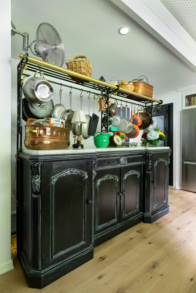 Idéer för att renovera ett mellanstort vintage svart svart kök, med en undermonterad diskho, skåp i shakerstil, gula skåp, bänkskiva i täljsten, vitt stänkskydd, stänkskydd i trä, färgglada vitvaror, ljust trägolv och brunt golv
