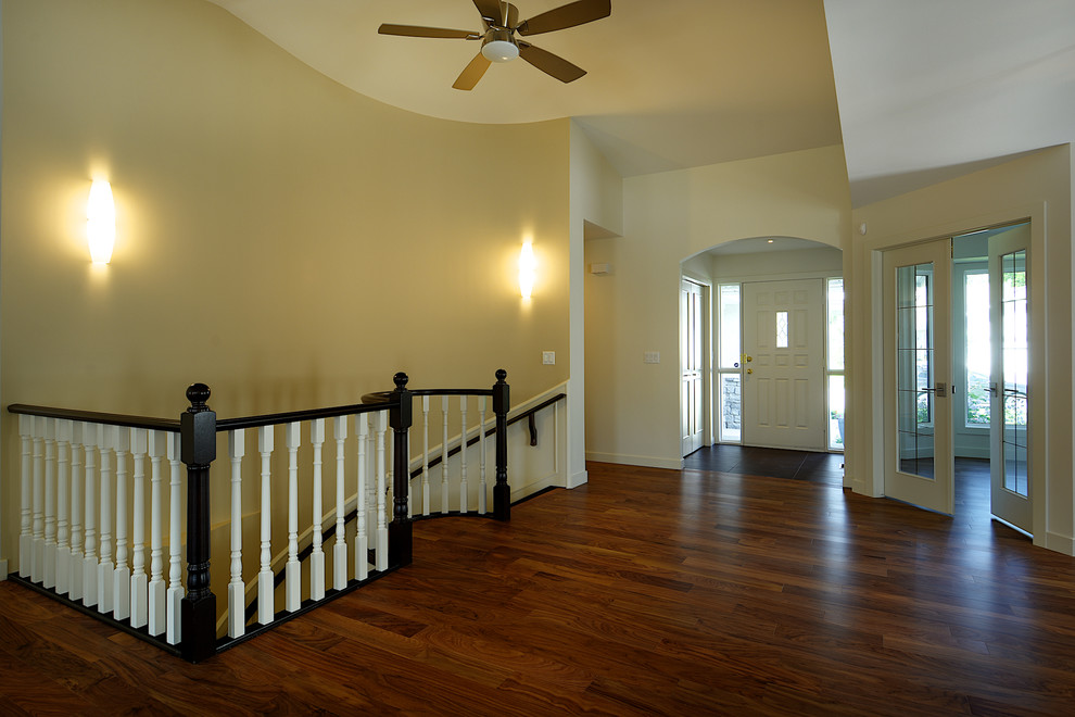 Example of a transitional entryway design in Calgary