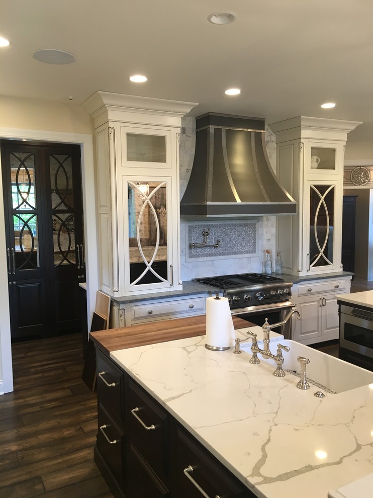 Kitchen - transitional kitchen idea in Chicago