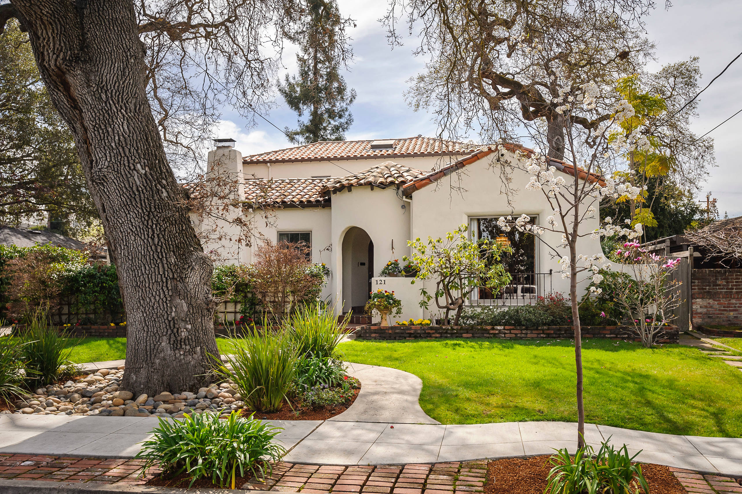 Roots of Style: Spanish Eclectic Homes Find a Place in the Sun, image size:2560x1704