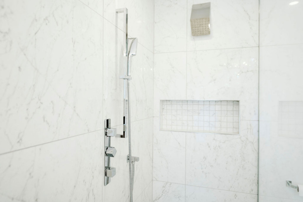 Idéer för mellanstora vintage vitt en-suite badrum, med skåp i shakerstil, vita skåp, ett fristående badkar, en öppen dusch, en vägghängd toalettstol, vit kakel, vita väggar, klinkergolv i porslin, ett undermonterad handfat, bänkskiva i kvarts, vitt golv och med dusch som är öppen