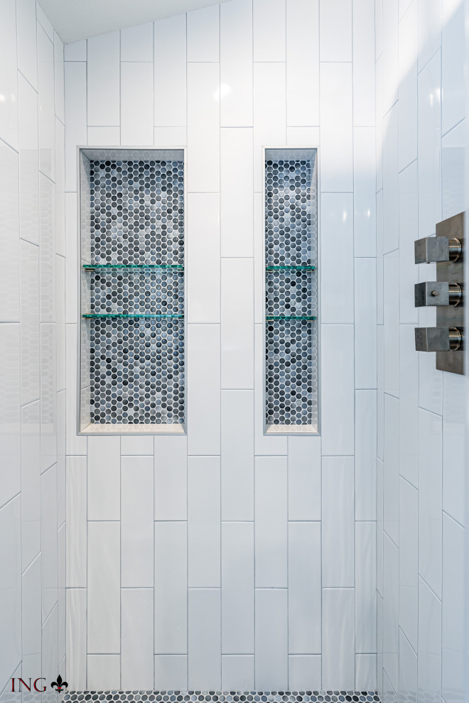 Пример оригинального дизайна: серо-белая ванная комната среднего размера в стиле неоклассика (современная классика) с фасадами в стиле шейкер, серыми фасадами, душем в нише, раздельным унитазом, серой плиткой, цементной плиткой, серыми стенами, полом из цементной плитки, душевой кабиной, накладной раковиной, столешницей из гранита, белым полом, душем с распашными дверями, белой столешницей, нишей, тумбой под одну раковину и встроенной тумбой
