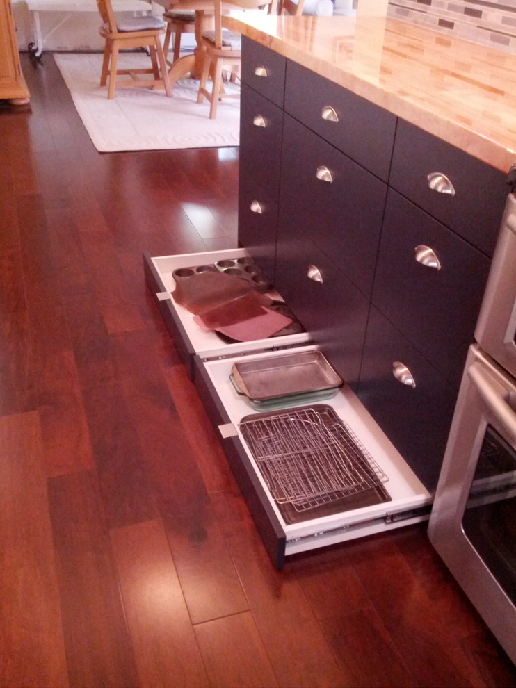 Kitchen - transitional kitchen idea