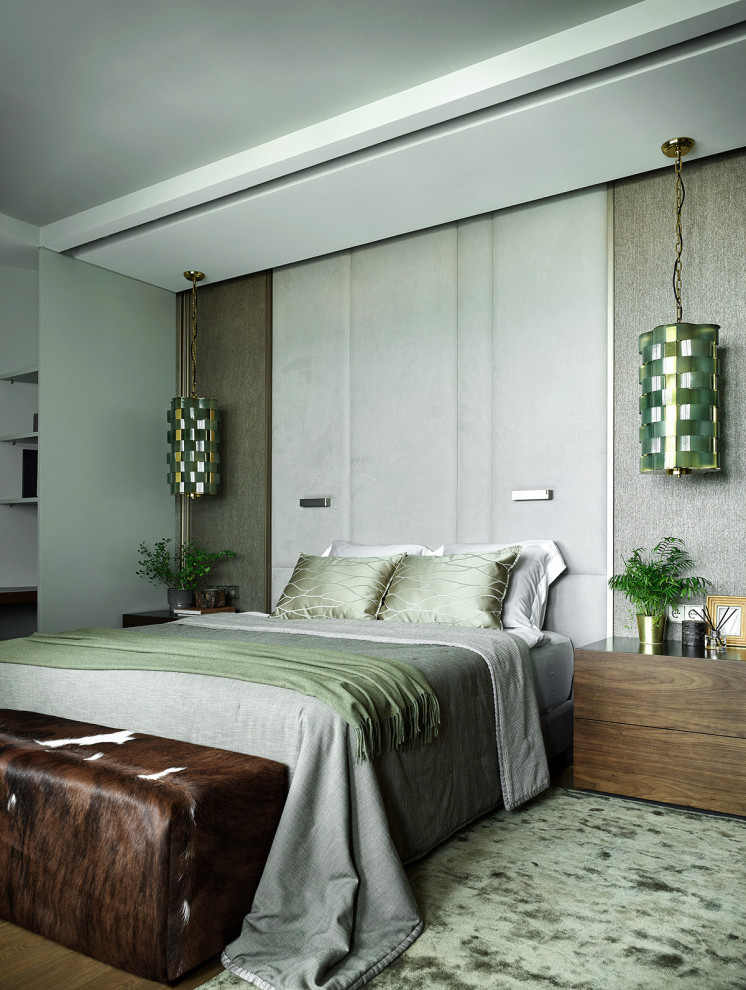 Свежая идея для дизайна: огромная хозяйская, серо-белая спальня в современном стиле с зелеными стенами, темным паркетным полом, коричневым полом, многоуровневым потолком, панелями на стенах и акцентной стеной - отличное фото интерьера