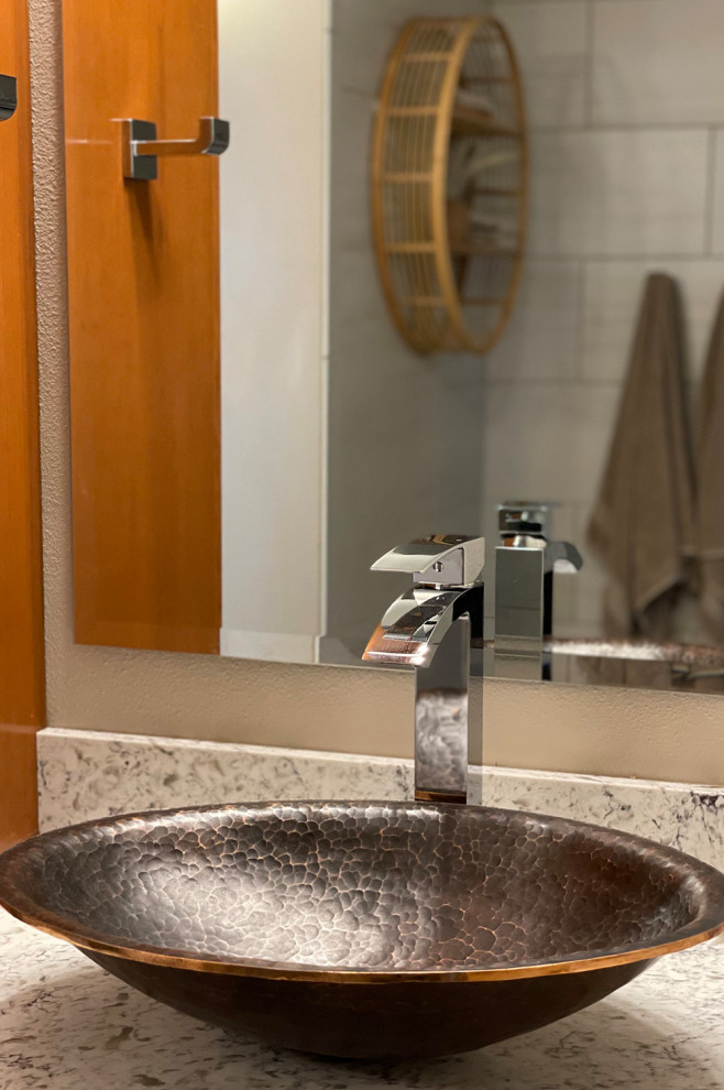 Landhausstil Badezimmer mit Aufsatzwaschbecken und Einzelwaschbecken in Phoenix