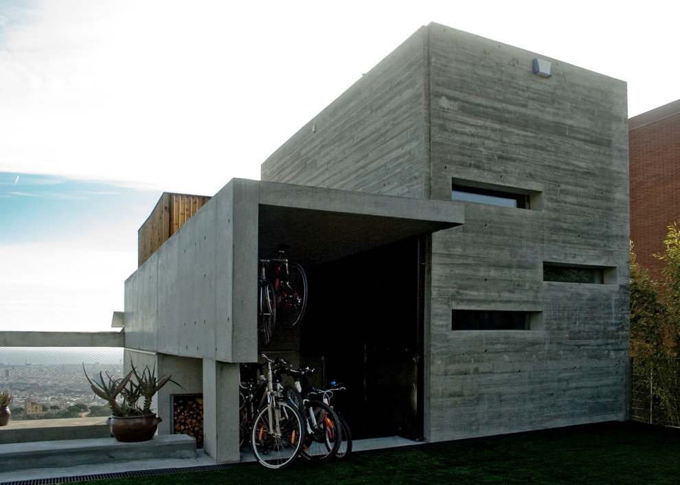 Inspiration for a mid-sized industrial attached shed and granny flat in Barcelona.