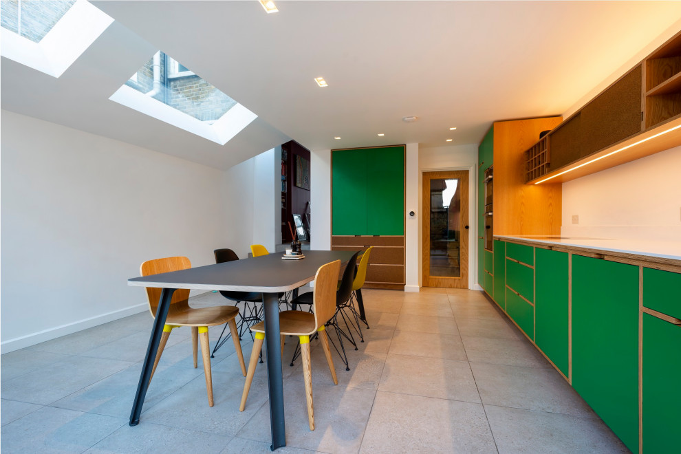 Idéer för mellanstora nordiska linjära vitt kök och matrum, med en integrerad diskho, luckor med infälld panel, gröna skåp, integrerade vitvaror, klinkergolv i porslin och grått golv