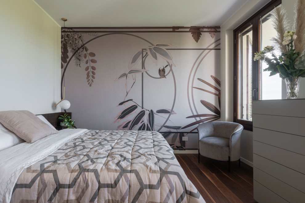 Foto de dormitorio principal minimalista grande con paredes beige, suelo de madera oscura, suelo marrón y papel pintado
