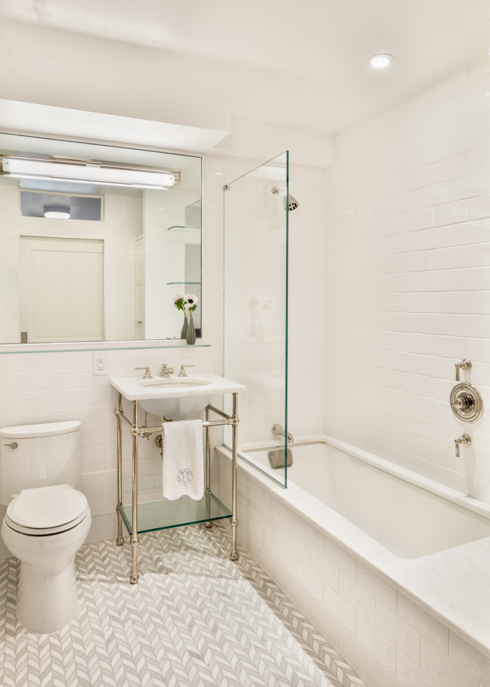 Inspiration för små moderna en-suite badrum, med vita skåp, ett undermonterat badkar, en toalettstol med separat cisternkåpa, vit kakel, porslinskakel, vita väggar, mosaikgolv och vitt golv
