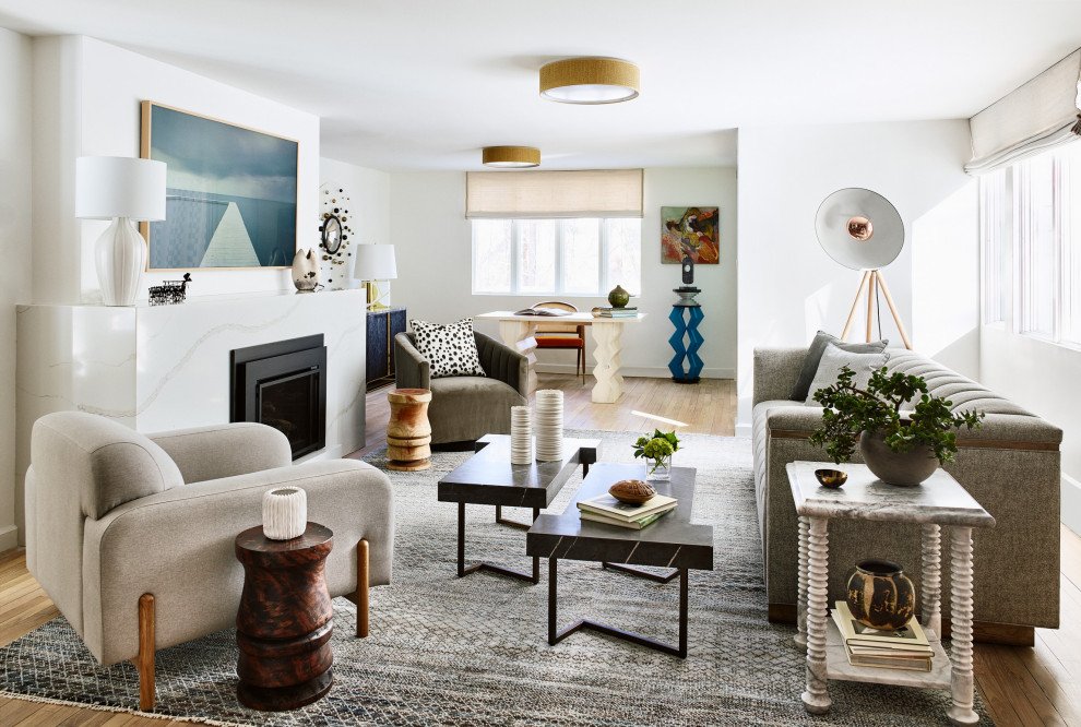 Foto de sala de estar moderna de tamaño medio sin televisor con paredes blancas, suelo de madera en tonos medios, todas las chimeneas y marco de chimenea de metal