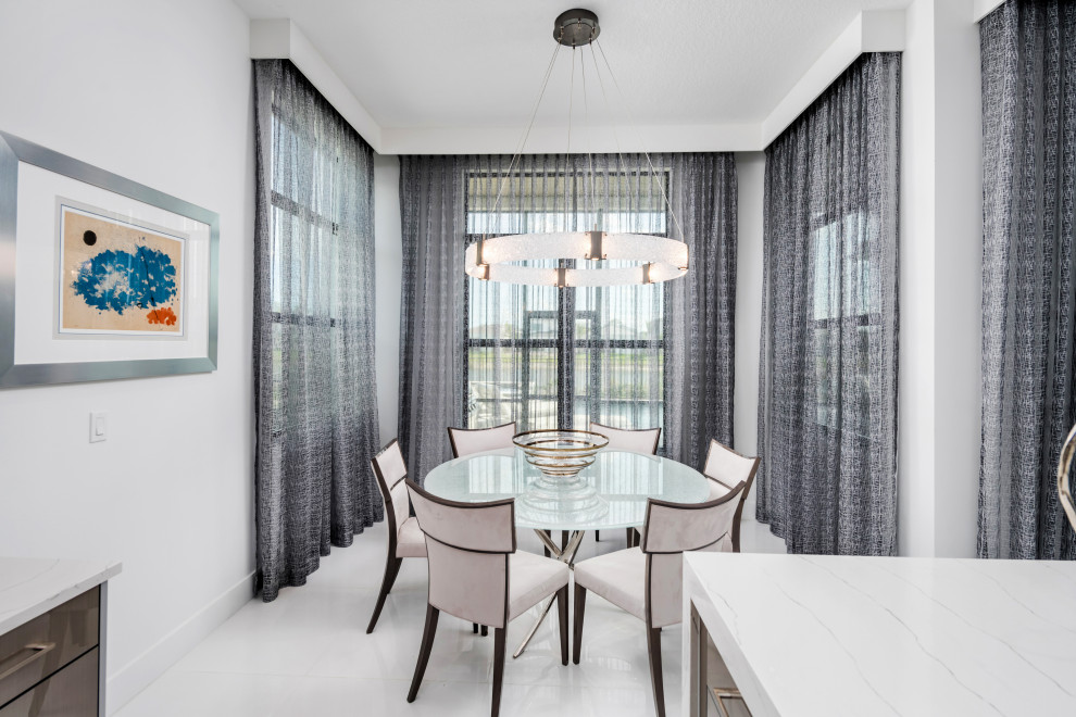 Foto di una grande sala da pranzo aperta verso il soggiorno minimal con pavimento in marmo, pavimento bianco e soffitto ribassato
