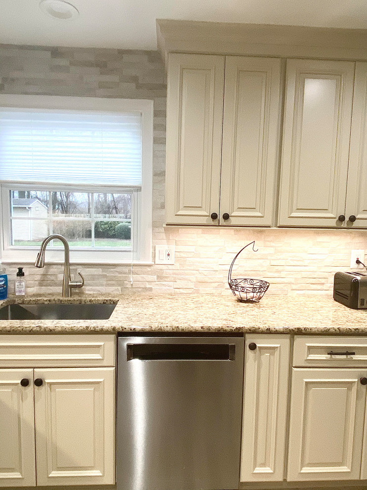 Example of a transitional home design design in Baltimore