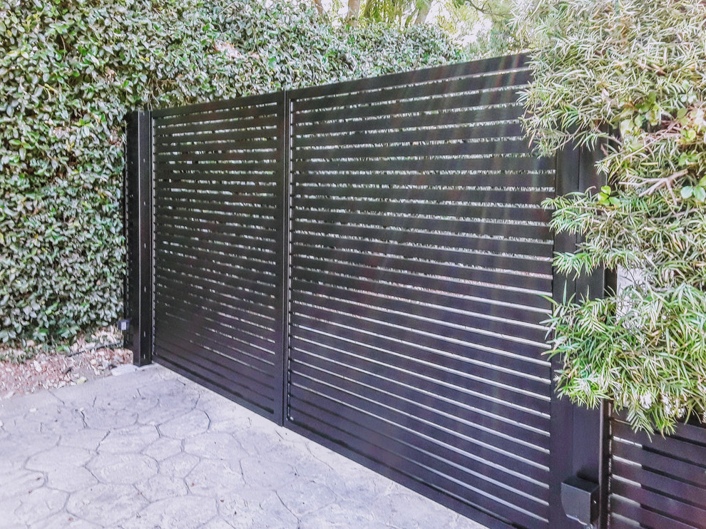 Photo of a large contemporary entryway in Los Angeles.