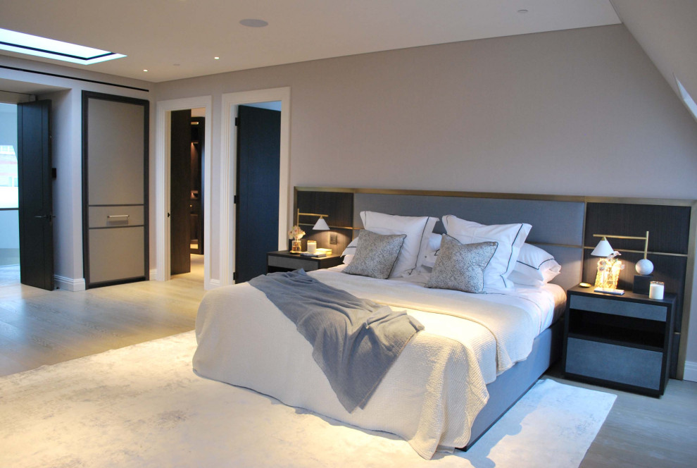 На фото: серо-белая спальня в стиле неоклассика (современная классика) с серыми стенами, светлым паркетным полом и обоями на стенах