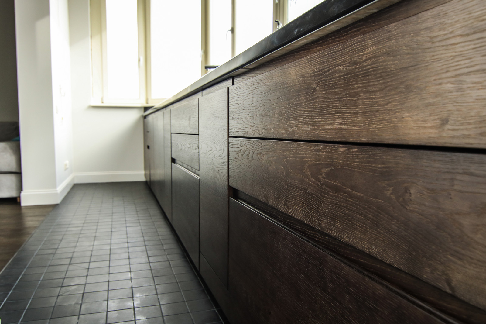 Нестандартная кухня в современном стиле из темного дуба