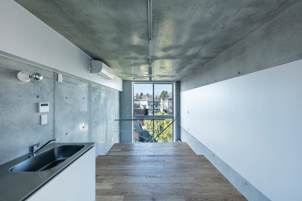 東京23区にある低価格の小さなインダストリアルスタイルのおしゃれなリビングの写真