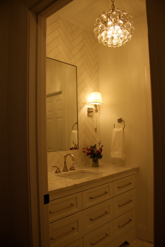 Источник вдохновения для домашнего уюта: главная ванная комната среднего размера в классическом стиле с фасадами в стиле шейкер, белыми фасадами, душем в нише, унитазом-моноблоком, белой плиткой, мраморной плиткой, белыми стенами, мраморным полом, врезной раковиной, мраморной столешницей, белым полом, душем с распашными дверями, белой столешницей, тумбой под одну раковину, напольной тумбой и потолком с обоями
