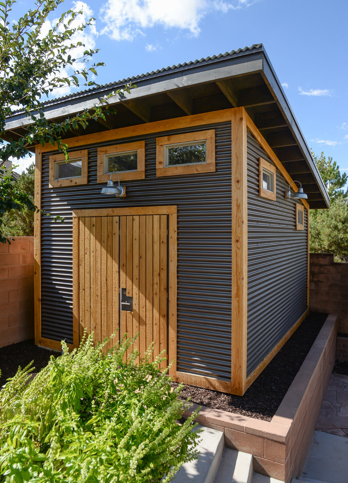 Photo of a mid-sized transitional detached garden shed in Orange County.