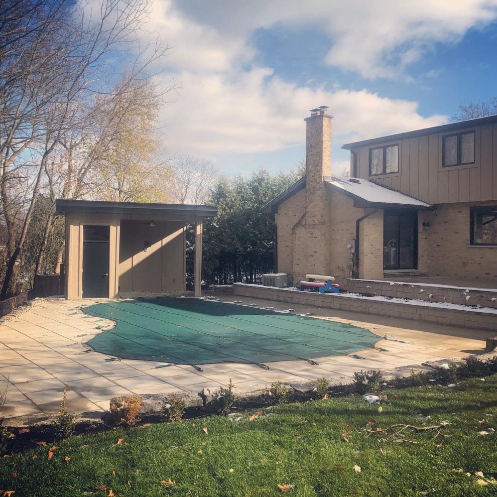 Home design - mid-century modern home design idea in Toronto